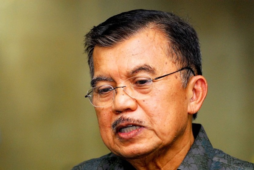 Jusuf Kalla admitts that the government makes mistake so far, since the state administration place itself equal with foreign companies. (file photo)