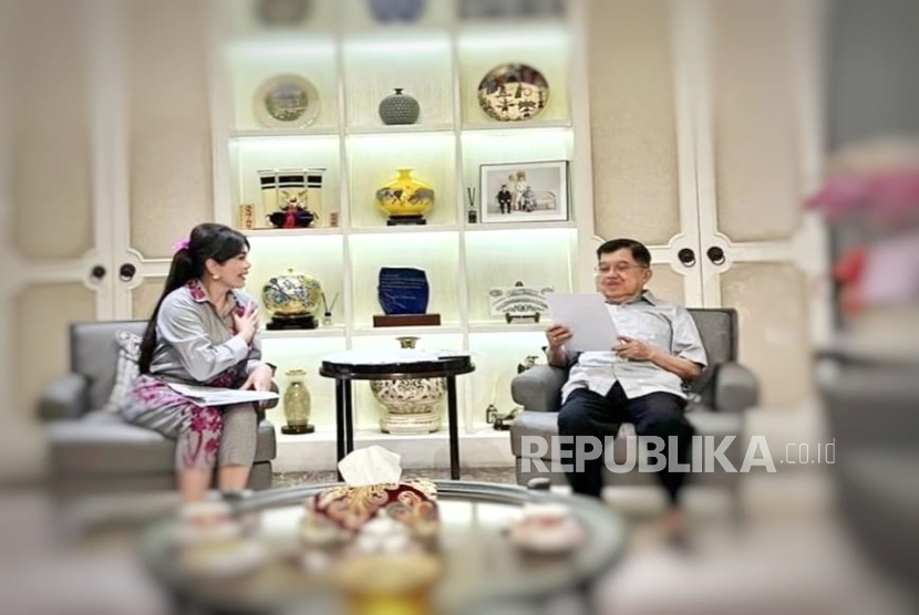 Jusuf Kalla berdialog dengan Prof Deby Vinski.