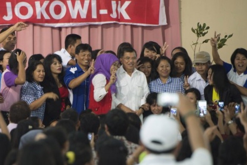 Jusuf Kalla berfoto dengan para TKI usai pertemuan di Malang, Jawa Timur, Selasa (17/6). 