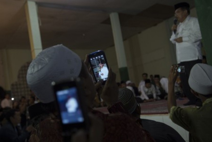  Jusuf Kalla berpidato di antara santri di Pondok Pesantren Nahdlatul Wathan, Lombok, Nusa Tenggara Barat, Kamis (19/6) malam. 