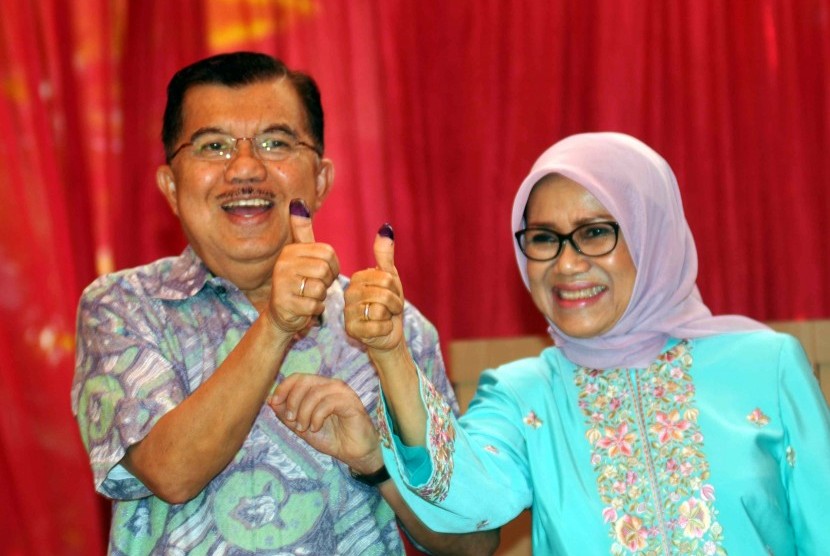 Jusuf Kalla bersama istri menggunakan hak pilih di TPS 003, Kebayoran Baru, Jakarta, Rabu (9/7). 