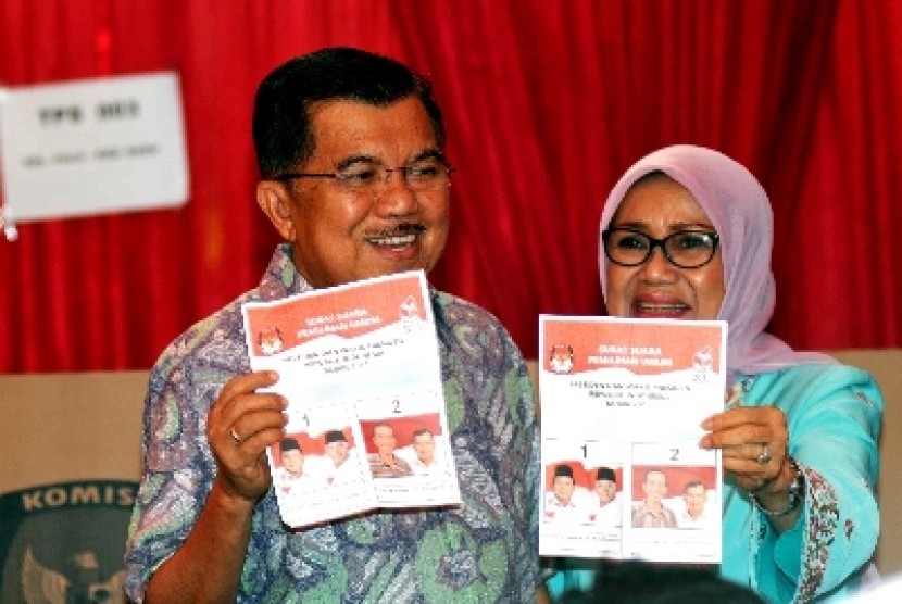 Jusuf Kalla bersama istri, Mufidah.