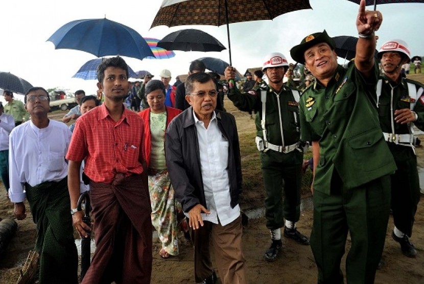 Jusuf Kalla (center) visit Rohingya refugees in Rakhine, Myanmar, recently.   