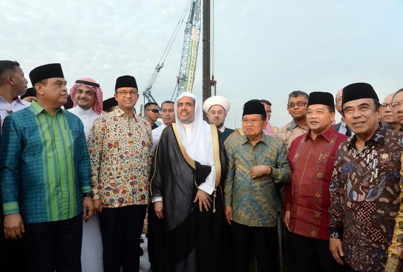 Jusuf Kalla dengan para pejabat terkait sewaktu menghadiri upara peletakan batu pertama pembangunan Museum Nabi Muhammad SAW di kawasan Ancol, Jakarta Utara.