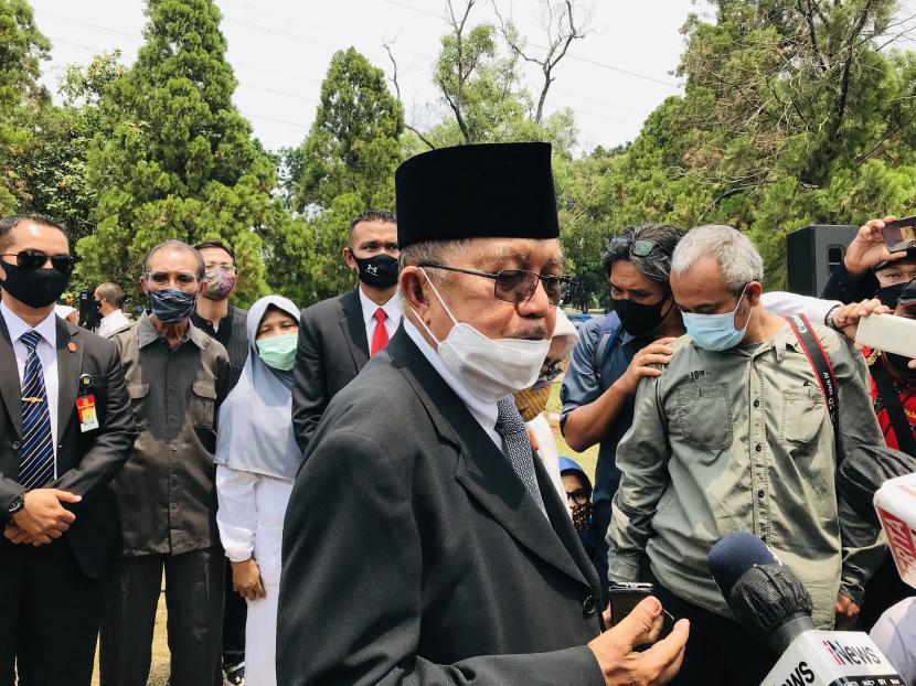 Jusuf Kalla di Taman Makam Pahlawan Kalibata, Jaksel, Kamis (10/9).