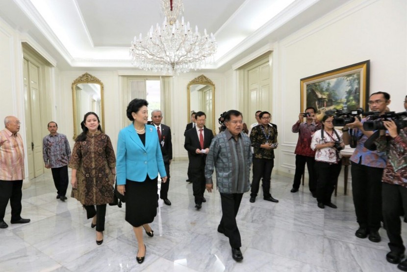 Vice President Jusuf Kalla accompanied by Coordinating Minister for Human Development and Culture Puan Maharani and Foreign Minister Retno LP Marsudi receives courtesy call of Chinese Vice Prime Minister Liu Yandong in Vice Presidential Palace on Monday (November 27).