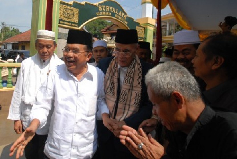  Jusuf Kalla disambut oleh para alim ulama saat tiba di Ponpes Suryalaya, Kadipaten Tasikmalaya, Jawa Barat, Rabu (25/6). 