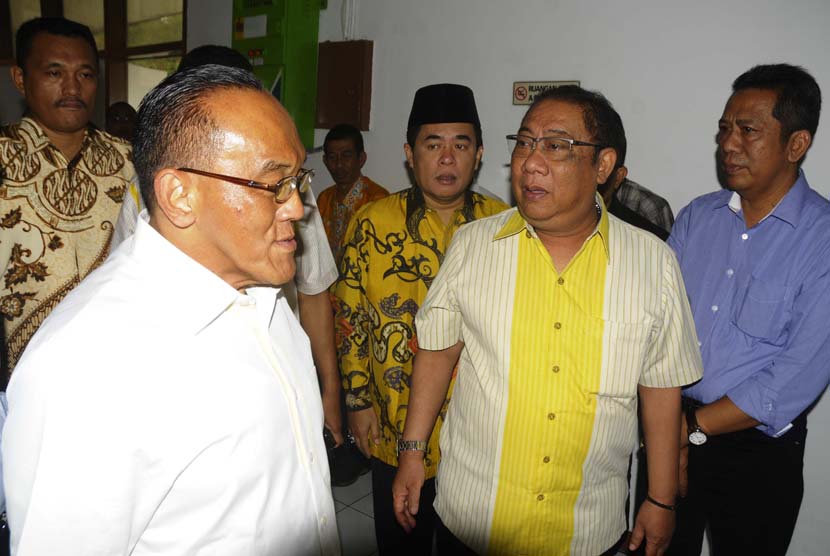 Jusuf Kalla (JK) Abu Rizal Bakrie (dua kiri) menyapa Terdakwa Irianto MS Syafiuddin alias Yance di Pengadilan Negeri Tipikor, Kota Bandung, Senin (13/4). (Republika/Septianjar Muharam)