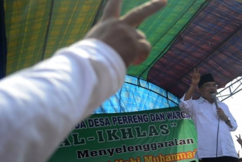 Jusuf Kalla (JK) berorasi ketika menghadiri deklarasi dukungan warga asli Madura se-Jabotabek di kawasan Kali Baru, Cilincing, Jakarta Utara, Ahad (22/6). 