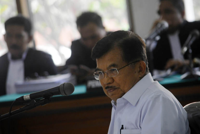 Jusuf Kalla (JK) menjadi saksi meringankan pada sidang lanjutan Irianto MS Syafiuddin alias Yance di Pengadilan Negeri Tipikor, Kota Bandung, Senin (13/4). (Republika/Septianjar Muharam)