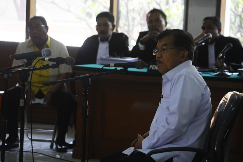 Jusuf Kalla (JK) menjadi saksi meringankan pada sidang lanjutan Irianto MS Syafiuddin alias Yance di Pengadilan Negeri Tipikor, Kota Bandung, Senin (13/4). (Republika/Septianjar Muharam)