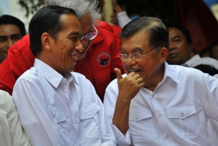 Jusuf Kalla (kanan) berbicang dengan Joko Widodo (Jokowi)