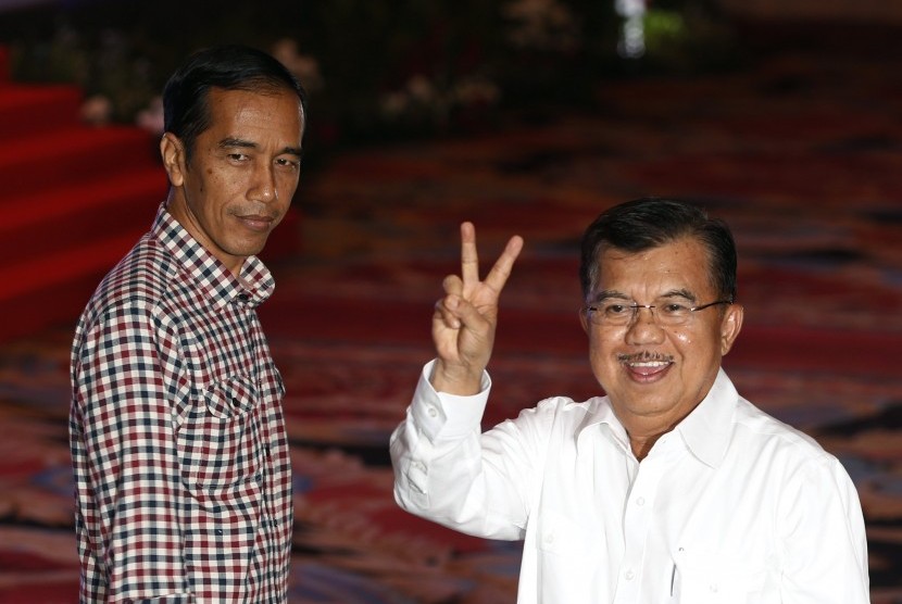 Jusuf Kalla (kanan) bersama Joko Widodo (Jokowi)