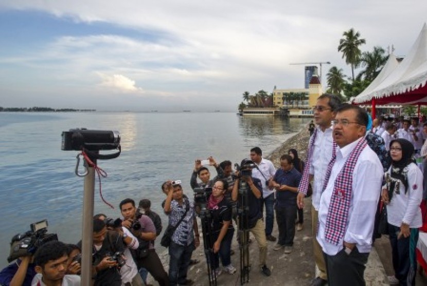  Jusuf Kalla (kanan), didampingi Wali Kota Makassar Danny Pomanto (kiri), mengamati Pantai Losari, Makassar, Sulsel, Kamis (12/6). 