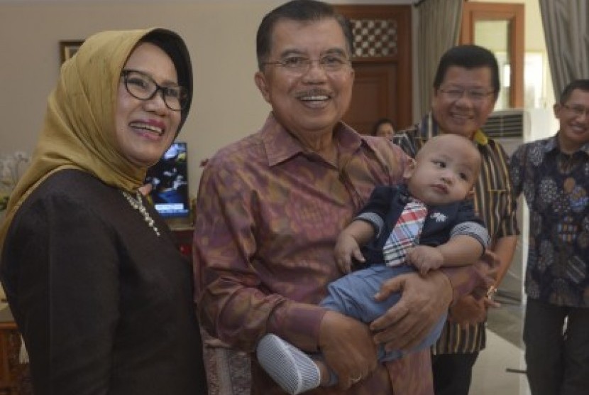 Jusuf Kalla (kedua kiri) bersama Ibu Mufidah Jusuf Kalla (kiri) mengendong Ali cucu ke-11 ketika merayakan hari ulang tahun Jusuf Kalla ke-72 di Jakarta, Kamis (15/5).