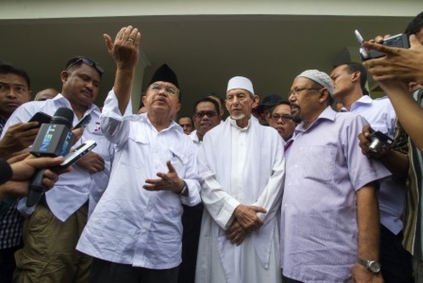  Jusuf Kalla (kedua kiri), dan Ketua Utama Pengurus Besar Alkhairaat, Habib Saggaf al Jufri (kedua kanan), menjawab pertanyaan wartawan seusai menggelar pertemuan di Palu, Sulteng, Kamis (12/6). 