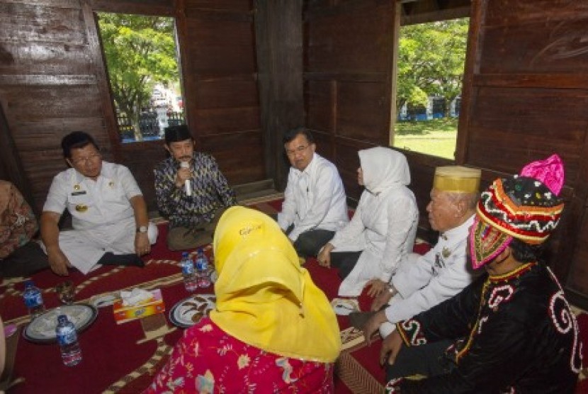 Jusuf Kalla (ketiga kiri), didampingi istri Ny Mufidah Kalla (ketiga kanan), dan Gubernur Sulawesi Barat, Anwar Adnan Saleh (kiri), bersilaturahmi dengan keluarga kerajaan Mamuju yang diwakili Raja Mamuju Andi Maksum Dai (kedua kiri), saat akan menggelar k