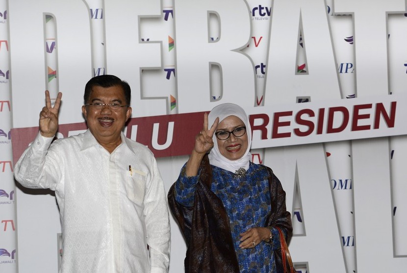 Jusuf Kalla (kiri) bersama Ibu Mufidah Kalla (kanan)