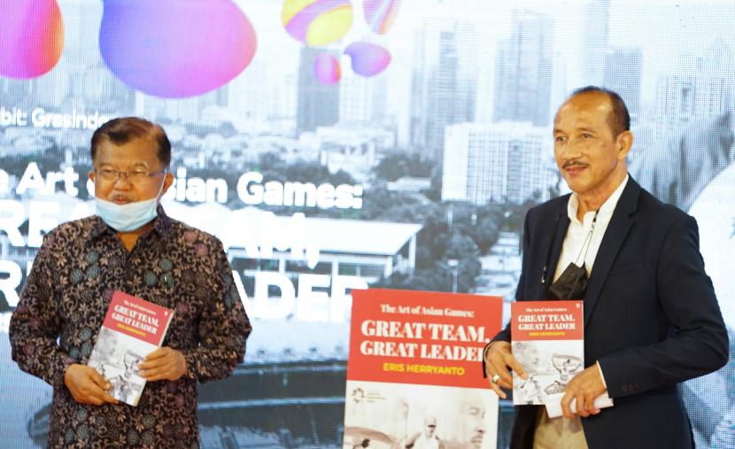 Jusuf Kalla (kiri) dan Eris Herryanto dalam peluncuran buku The Art of Asian Games: Great Team, Great Leader.