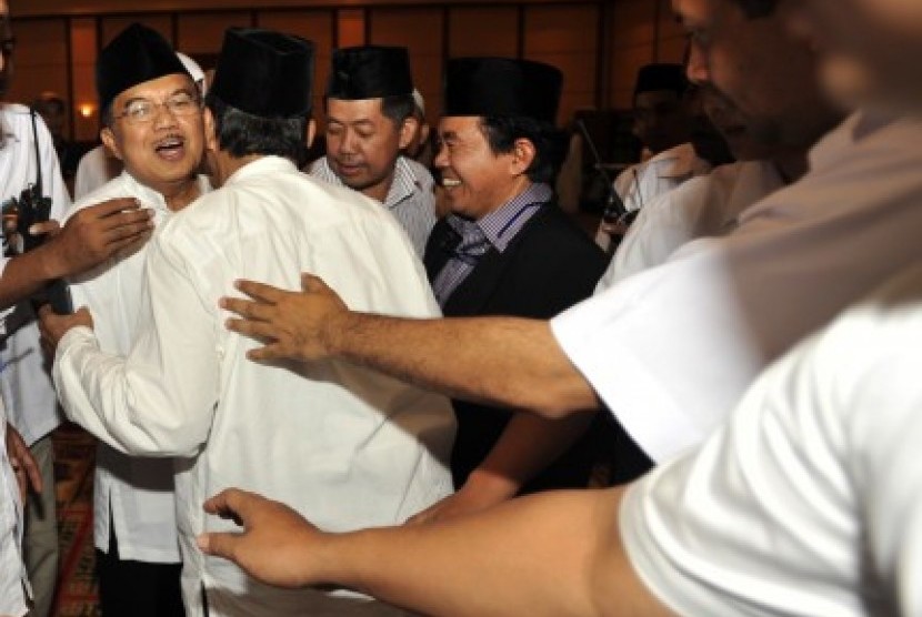 Jusuf Kalla (kiri) disambut simpatisannya usai melakukan doa dan buka puasa bersama ratusan tim suksesnya di Makassar, Sulsel, Senin (7/7). 