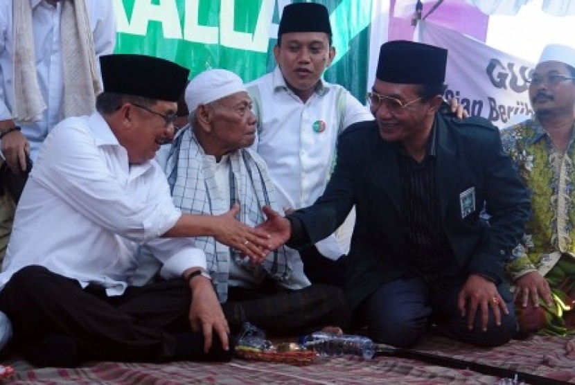 Jusuf Kalla (kiri) menyalami mantan Bupati Pamekasan, KH. Kholilurrahman (kanan), di Pesantren As-Zubair, Pamekasan, Jatim, Rabu (18/6). 