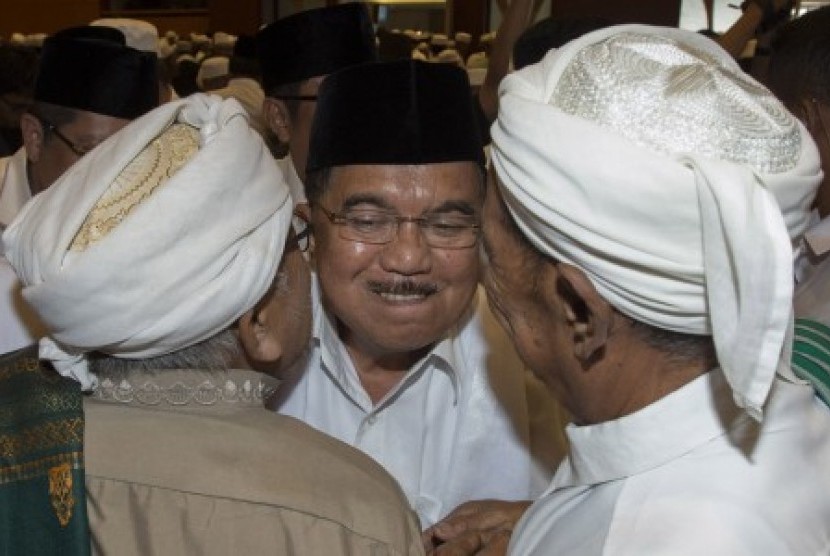Jusuf Kalla memberi salam dengan kiai dan ulama dalam kunjungannya ke Banjarmasin, Kalimantan Selatan, Jumat (20/6). 