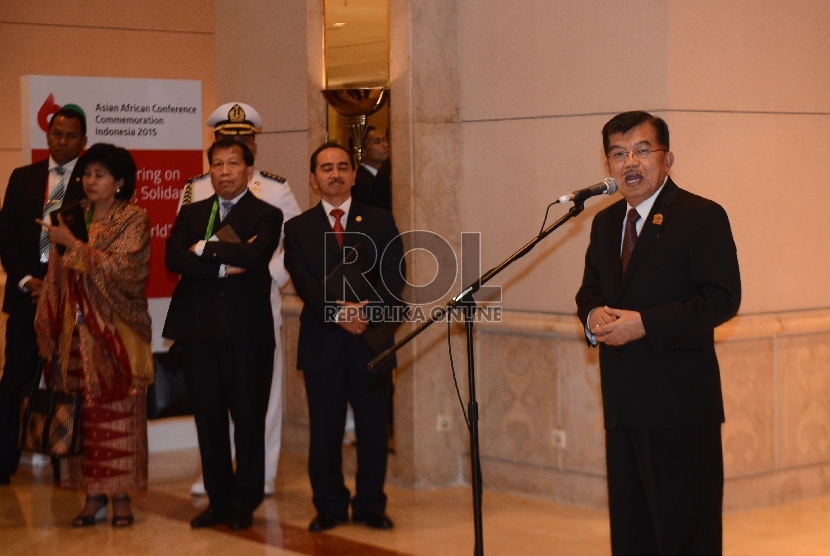 Jusuf Kalla memberikan keterangan pada wartawan usai pertemuan dengan Negara-negara Anggota Organisasi Kerja Sama Islam di sela-sela rangkaian Konferensi Tingkat Tinggi Asia Afrika di Jakarta Convention Centre, Jakarta, Rabu (22/4). (Republika/Raisan Al Fa