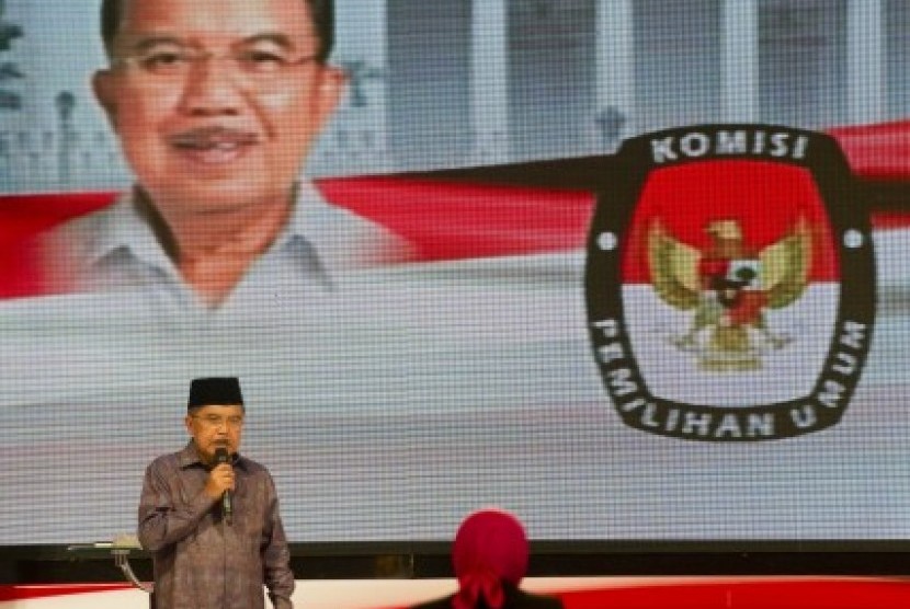 Jusuf Kalla menyampaikan visi dan misinya saat Debat Cawapres 2014 di Jakarta, Ahad (29/6). 