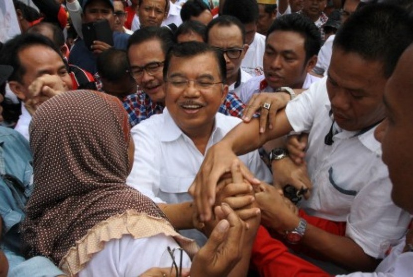 Jusuf Kalla menyapa warga saat melakukan safari kampanye di Kampung Nelayan Pangkalanbun, Waringin Barat, Kalimantan Tengah, Jumat (27/6).