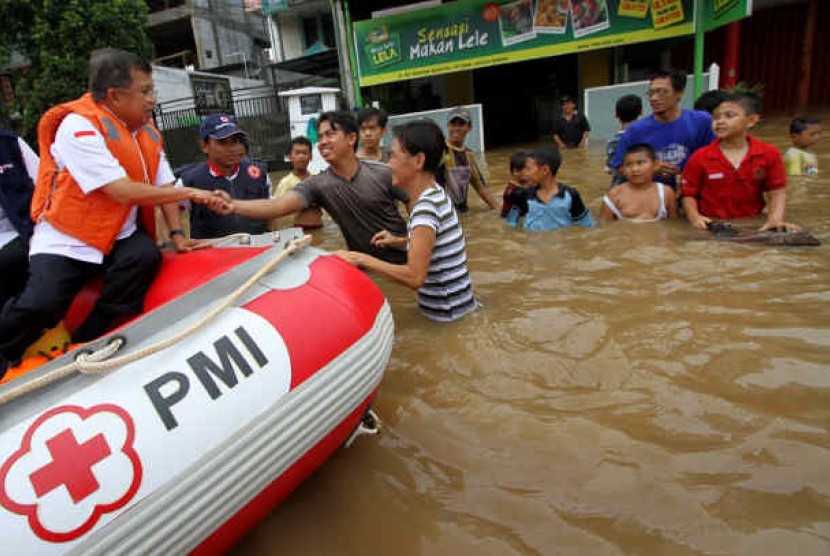 Jusuf Kalla menyapa warga saat meninjau banjir.