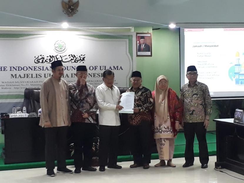 Jusuf Kalla saat menerima fatwa MUI soal corona di Kantor MUI, Jakarta, Selasa (17/3).