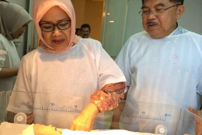  Jusuf Kalla sedang menjenguk cucu barunya di Kemang Medical Center, Jakarta Selatan, Kamis 14/8)