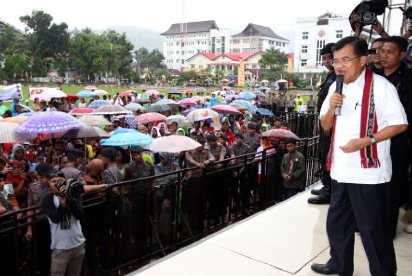 Jusuf Kalla tampil berkampanye di depan massa pendukungnya di Lapangan Merdeka, Ambon, Maluku, Sabtu (14/6). 