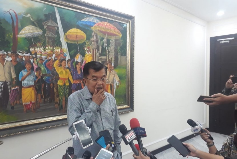 Wakil Presiden RI Jusuf Kalla saat diwawancarai wartawan di Kantor Wakil Presiden, Jalan Medan Merdeka Utara, Jakarta, Selasa (5/3).