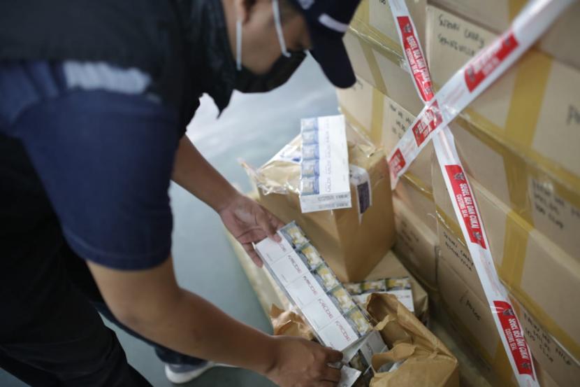 Jutaan batang rokok ilegal yang berhasil disita oleh petugas Bea Cukai