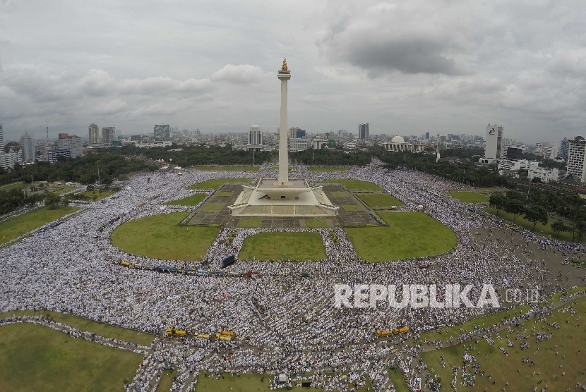 Jutaan Jamaah Aksi Bela Islam III menjelang pelaksanaan Shalat Jumat memadati area Monumen Nasional Jakarta, Jumat (2/12). Shaf jamaah meluber hingga ke jalan-jalan di sekitar area Monas dan hingga ke Jl MH Thamrin, dan kawasan Patung Tani.