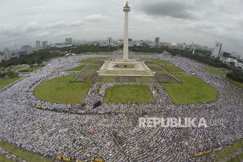 Jutaan Jamaah Aksi Bela Islam III menjelang pelaksanaan Shalat Jumat memadati area Monumen Nasional Jakarta, Jumat (2/12).