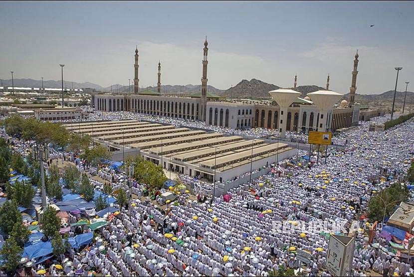 Jutaan jamaah haji melaksananakan salat Zhuhur berjamaah di dekat Masjid Namirah, Padang Arafah, Arab Saudi Senin (20/8)