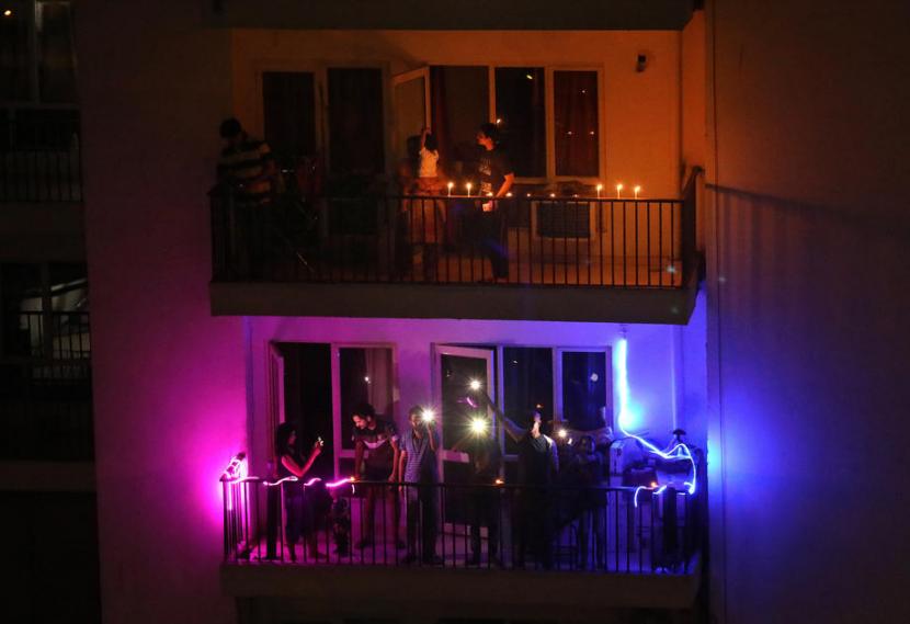 Jutaan orang India mematikan lampu dan menerangi balkon dan tangga dengan lampu kecil, lilin, dan lampu senter pada Ahad (5/4).
