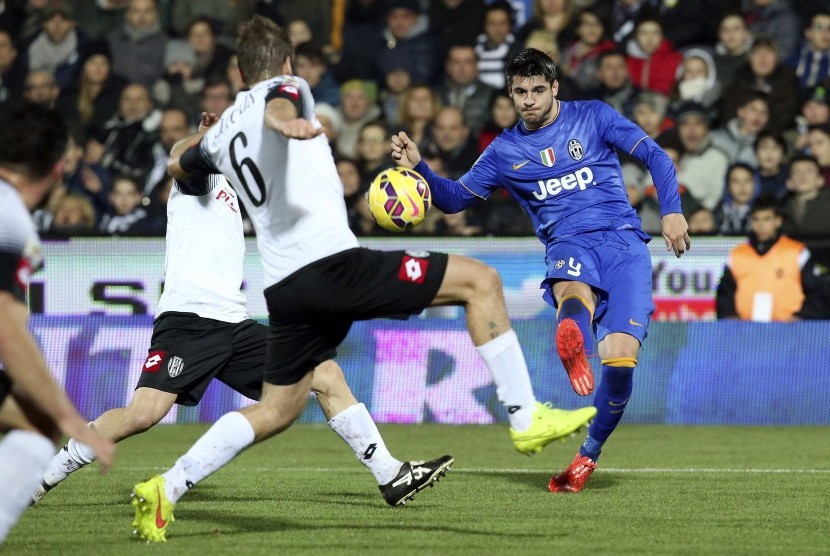 Juventus' Alvaro Morata (R) kicks the ball during their Italian Serie A soccer match against Cesena in Cesena, February 15, 2015.