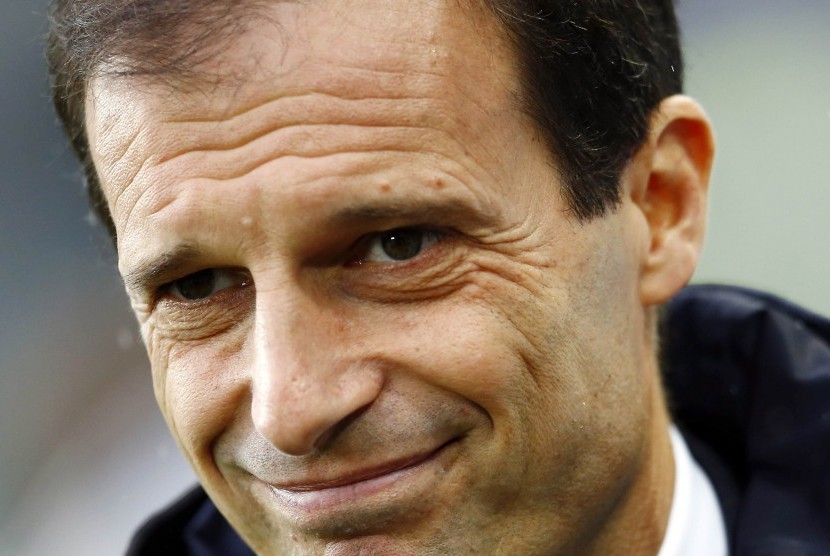 Juventus' coach Massimiliano Allegri looks on ahead of their Italian Serie A soccer match against Parma at the Olympic stadium in Turin November 9, 2014.