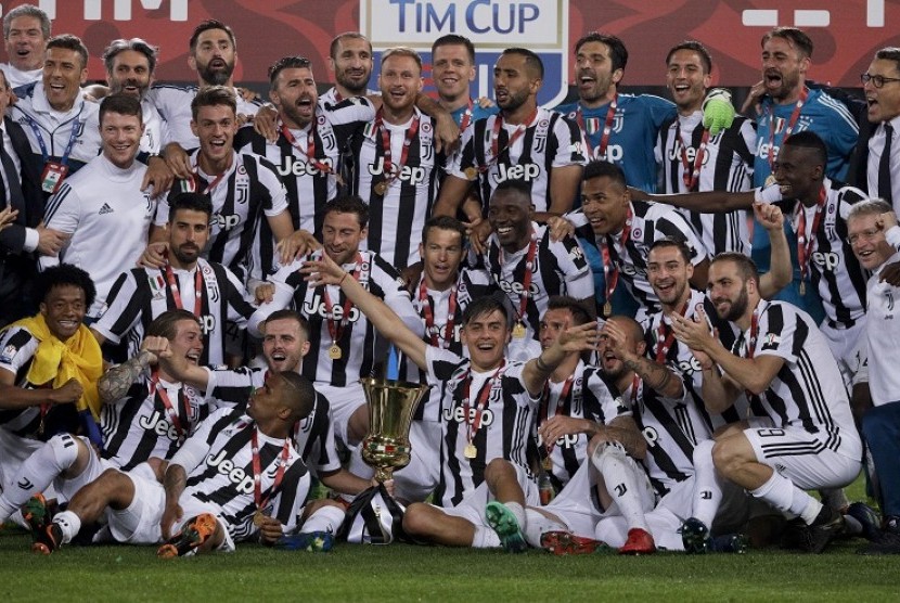  Juventus merayakan kemenangan setelah berhasil meraih gelar Coppa Italia di Rome Olympic Stadium, Kamis (9/5). Juventus dalam pertandingan itu menang telak 4-0