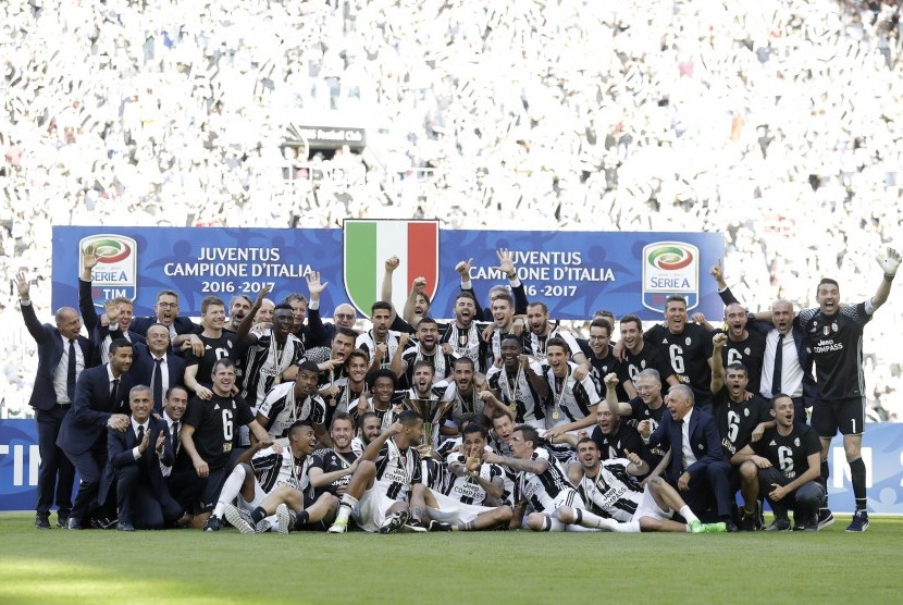 Juventus merayakan kesuksean meraih juara Liga Italia Serie A di Stadion Juventus, Turin, Italia, bulan lalu. 