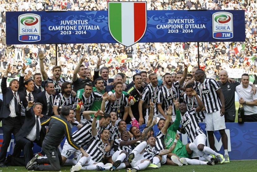 Juventus merayakan trofi Serie A Liga Italia.