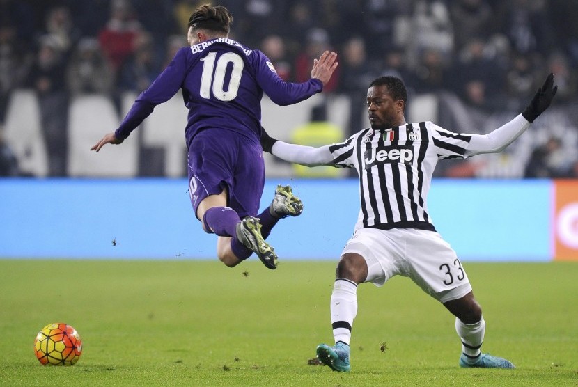  Juventus' Patrice Evra (R) in action against Federico Bernardeschi of Fiorentina