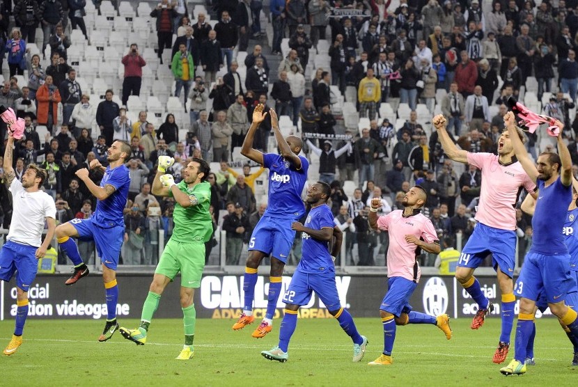 Juventus' players celebrate their win against Palermo at the end of their Italian Serie A soccer match at Juventus Stadium in Turin October 26, 2014. 