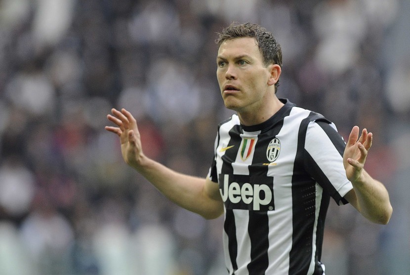 Juventus' Stephan Lichtsteiner reacts during the Italian Serie A soccer match against Pescara at the Juventus stadium in Turin April 6, 2013
