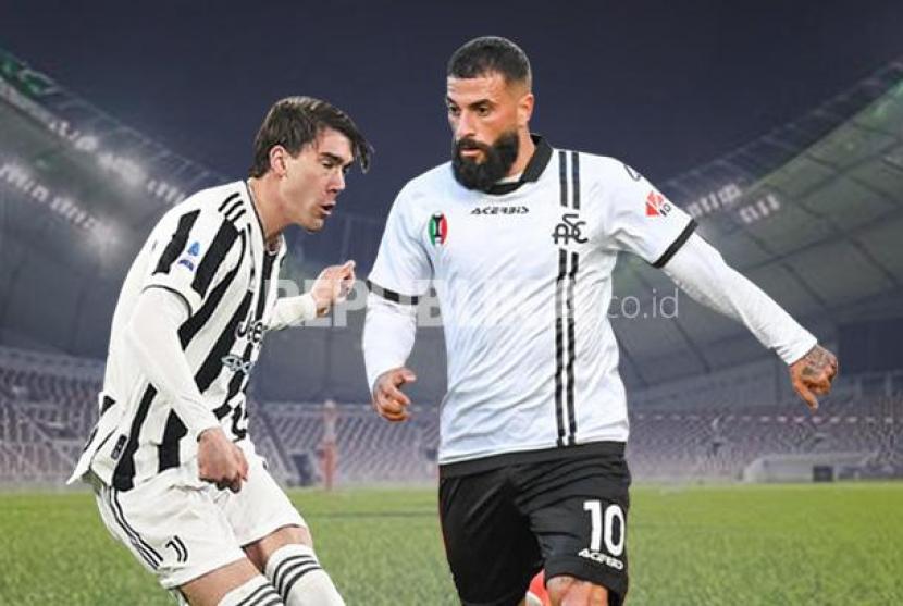 Striker Juventus Dusan Vlahovic Vs striker Spezia Daniele Verde (kanan).