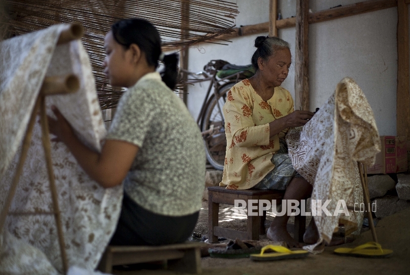 Juwariyah (65) (kanan) bersama putrinya menyelesaikan batik tulis, di Giriloyo, Wukirsari, Imogiri, Bantul, Yogyakarta.