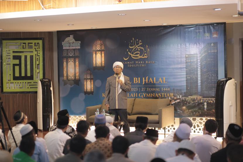 K.H. Abdullah Gymnastiar (Aa Gym) memberikan tausiyah pada acara halal bihalal yang diadakan oleh Masjid As Syamil Sampoerna Strategic Square, Jakarta, Rabu (17/5/2023).